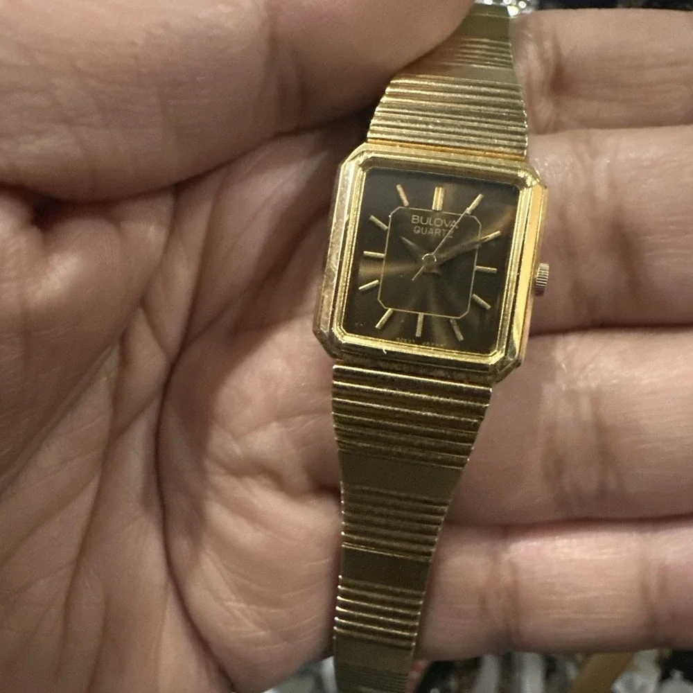 Working Vintage Bulova Brown Dial Womens Watch Gold Tone Quartz 19mm Fit 6.25